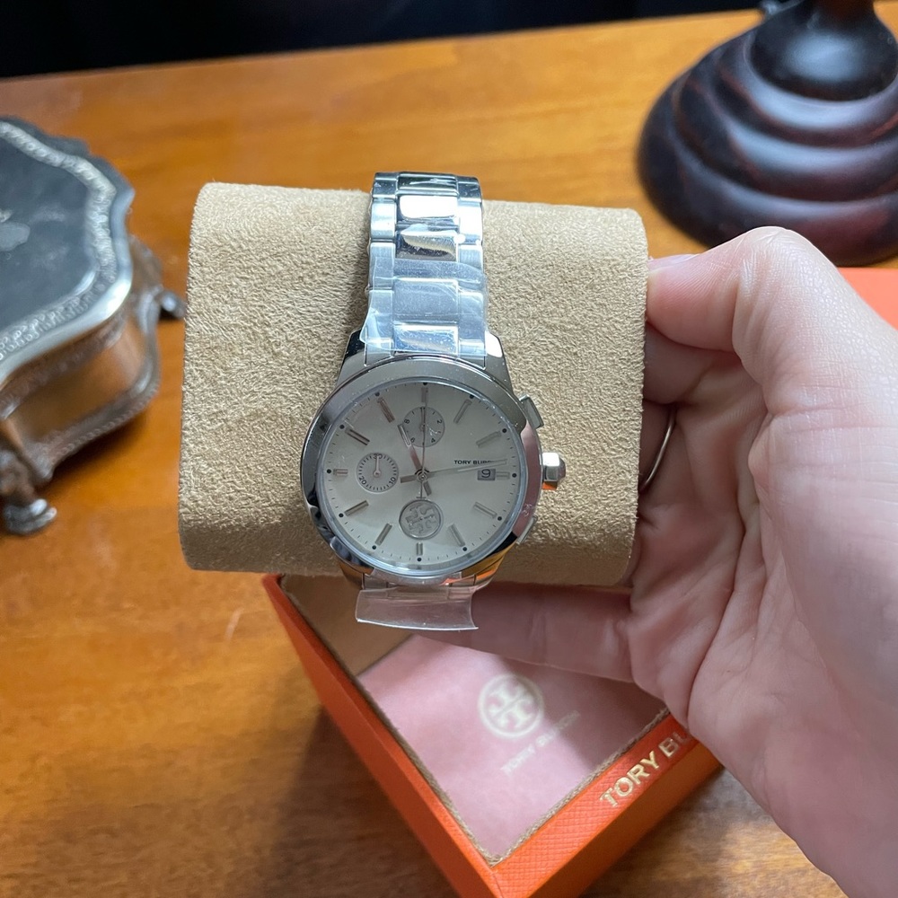 Unused watch, will need a new battery - Picture 3 of 4